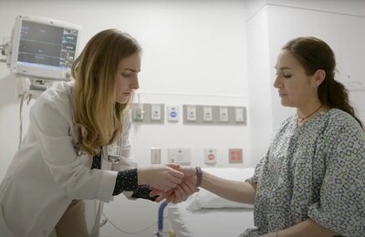 Кодирование Аквилонг в Воткинске Врач держит пациентку за руку